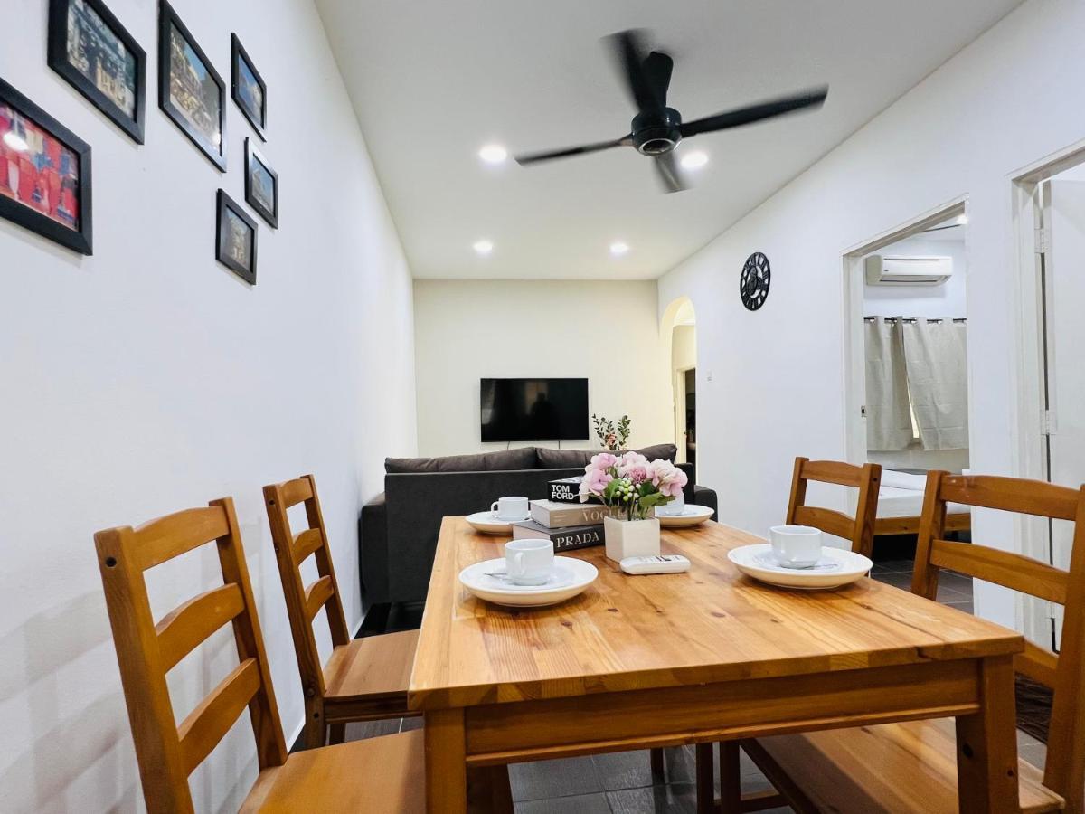 3 Bedroom Landed Beside Jonker Taman Kota Laksamana 150a By Myplace Holiday home *
